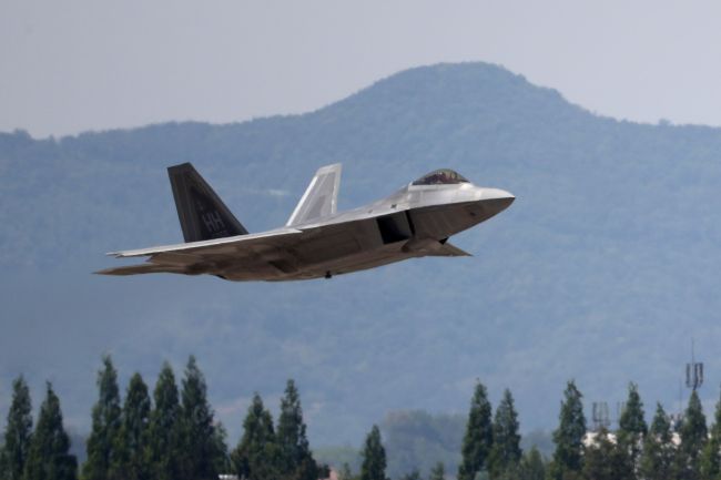 US F-22 Raptor fighter jet takes off at Gwangju airbase during Max Thunder drill in May. Yonhap