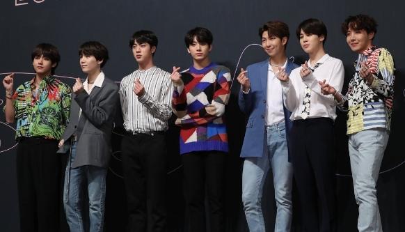 방탄소년단의 정규 3집 ‘러브 유어셀프 전 티어’가 빌보드 메인 앨범 차트인 ‘빌보드 200’ 1위를 차지한데 이어 이번에는 K-팝 그룹 최초로 빌보드 싱글차트 ‘핫 100’ 10위에 올랐다.  [연합뉴스]