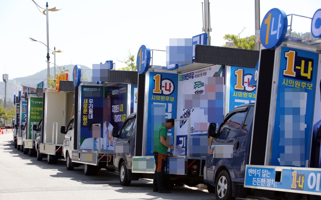 Election campaign vehicles are being set up in Yeosu, South Jeolla Province, on May 24 as candidate registration begins for the June 13 local elections. (Yonhap)
