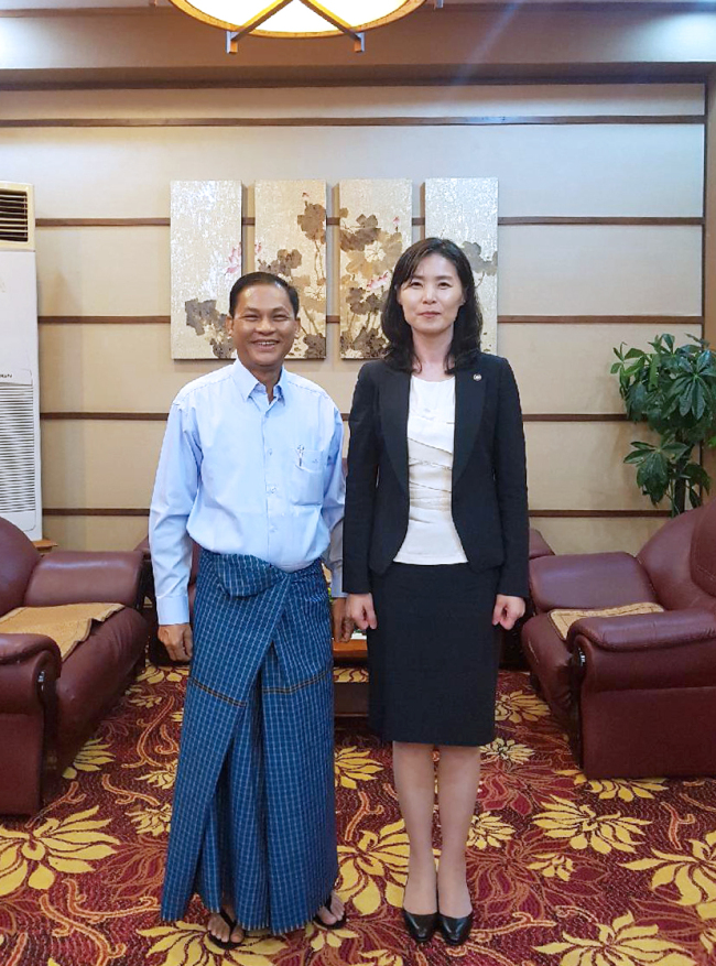 U Tun Tun Oo (left), attorney general of the Union Attorney General’s Office of Myanmar, and South Korea’s Legislation Minister Kim Oe-sook pose after their meeting in Naypyidaw, Myanmar, Thursday. (Ministry of Legislation)