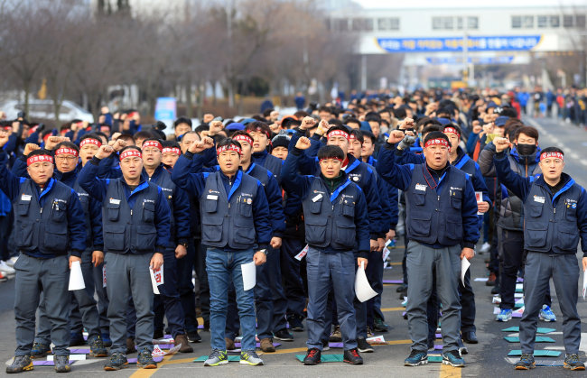 General Motors’ workers at the South Korean Gunsan plant stage a protest against its planned closure on Wednesday, Feb. 14. (Reuters)