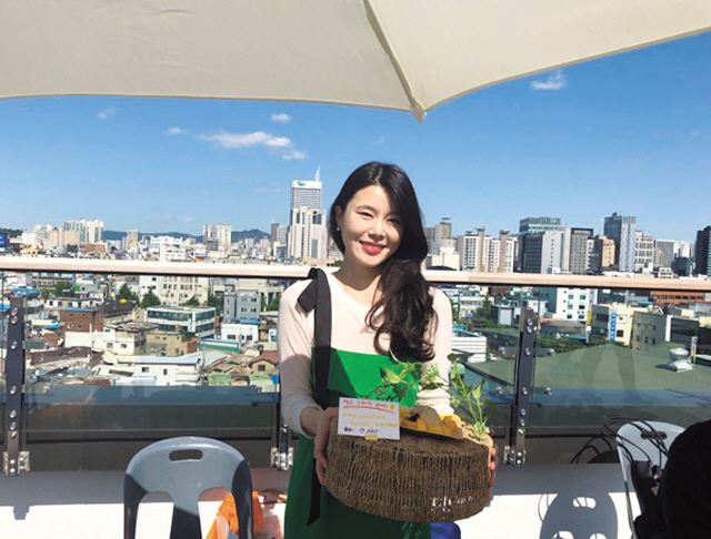 1.서울 환경영화제 부대행사인 에코 푸드마켓 입구에 다양한 감정을 적은 메모지들이 붙어 있다.  2.한살림에서 판매 중인 채식 카레.  3.비건 베이커리 ‘길트 프리’에선 칼로리 부담과 죄책감 없이도 맛있게 먹을 수 있는 비건 빵을 판매한다.  4.로푸드 강사 김여운 씨가 주축이 된 ‘비로소 채식’은 참여형 부스를 열고, 방문객들과 함께 요리하는 시간을 가졌다.   5.콩 단백질로 만든 비건 핫도그는 이날 마켓에서 단연 인기 제품으로 호응이 높았다.