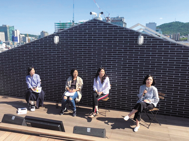 지현영(왼쪽 첫 번째) 환경재단 미세먼지센터 사무국장이 지난 19일 서울 환경영화제 부대행사로 열린 ‘나와 음식, 음식과 생태계, 환경과의 관계 돌아보기’ 토론에 참석했다.