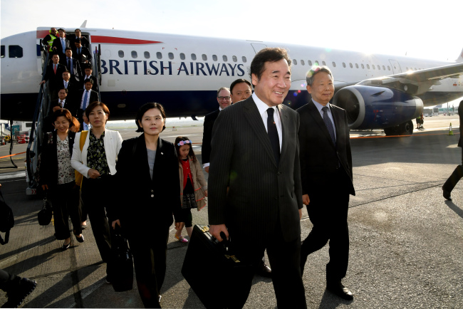 Prime Minister Lee Nak-yon arrives in Dublin on May 27, 2018. (Yonhap)