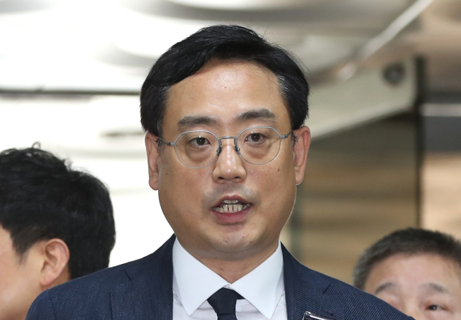 Conservative polemist Byun Hee-jae speaks to reporters ahead of his arraignment for alleged slandering of a news anchor and TV journalists on May 29, 2018. (Yonhap)