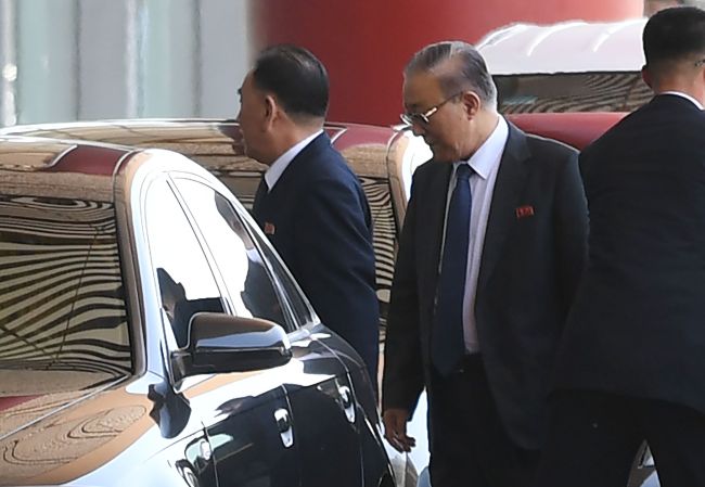 Kim Yong-chol (left) (Yonhap)