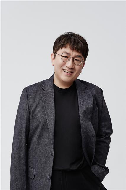 방시혁(46)은 요즘 만나기 힘든 사람이다. 세계가 주목하는 콘텐츠 기획자다. 작은 회사였던 빅히트엔터테인먼트는 이제 직원만도 100명이 넘는다. 10년전 방시혁을 인터뷰한 적이 있다. 그는 2007년 현대자동차 i30의 ‘달라송’을 비롯해 지펠냉장고의 ‘윤은혜 샐러드송’ 뮤직 마케팅으로 화제를 불러일으켰다. “물건을 사라“고 직접 말하지 않고 CF를 문화에 접목시킨 그는 마케팅과 소통 방식에서 흥미있는 이야기를 들려주었다.
“광고주는 광고를 만들어 달라 하고, 대중은 광고는 안 보려고 한다. 여기서 양쪽을 만족시키는 과정에서 ‘~송’이 나왔다. 이렇게 양쪽을 설득시키는 작업이 재미있다.”
“모든 이슈가 인터넷을 통해 유통, 소비되는 시대에는 네티즌의 반응이 마케팅의 관건이다. 네티즌은 본능적으로 홍보성이 짙은 콘텐츠는 거부한다. 재미있게 만들어야 한다”
“쇼를 만드는 거다. 무게 잡을 필요 없다. 사랑 노래 등 개인의 사소한 욕구들을 살짝 보여주면서 같이 노는 거다. 이런 이야기는 어때? 이 정도만 하는 거다. 소설로 따지면 무라카미 하루키 정도 된다. 대중의 인식이 개입되지 않은 과정에서 감성을 넣어주는 게 중요하다.”
방시혁은 이런 작업을 대중을 ‘유쾌하게 속이는 일’이라며 노는 방법을 가르치는 행위일 수도 있다고 했다. 방탄소년단을 프로듀싱하기 전의 말이지만 방탄소년단의 소통 방식과 상통한다. 방시혁은 자신의 DNA, 즉 수평적인 소통방식과 유쾌한 게임을 이들에게 이식한 것이다. 방탄소년단은 노래 속에 학교, 청춘, 유혹, ‘자신을 사랑하기’등 연작 형태의 스토리텔링을 던졌다. N포세대와 열정페이, 수저론을 말한다. 3집 수록곡 ‘낙원’은 ‘꿈이 없어도 괜찮아’라는 가사가 힘든 젊은이에게 잘 통한다. 헤세, 니체 등 철학과 문학을 뮤직비디오 등에 활용한다.
재밌는 건 이들 멤버들의 고민과 메시지 내용이 외국팬에게도 와닿는다는 것. 한국 청년의 이야기지만 외국팬들의 고민이 된다. 고민의 보편성이다. 팬덤인 ‘글로벌 아미’는 이 소통 체계를 더욱 굳건하게 한다. 방탄소년단 멤버들과 방시혁은 이런 소통과 적중의 쾌감을 맛보며 흐뭇해하고 있다. 대중문화를 하는 사람의 재미는 이런 것이다. 서병기 선임기자/wp@