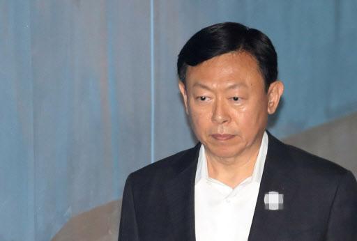 국정농단 사건과 관련, 뇌물공여 혐의로 1심에서 징역 2년6개월 실형을 받고 법정구속된 신동빈 롯데그룹 회장이 지난 30일 서울고등법원에서 열린 항소심 첫 공판에 출석해 부정한 청탁을 한 적이 없다며 억울함을 호소했다.  [연합뉴스]