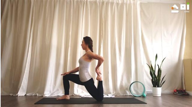유튜브에 올라와 있는 홈트 동영상. 유튜버가 운동하는 배경도 ‘방 안’이다.  [유튜브 캡처]