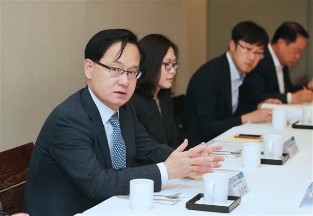 강성천(왼쪽 첫번째) 산업통상자원부 통상차관보가 31일 서울 중구 달개비에서 열린 ‘미 자동차 국가 안보조사 개시 관련 전문가 간담회’에서 인사말을 하고 있다.  [제공=산업통상자원부]