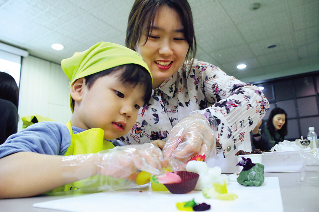 CJ프레시웨이 패밀리 쿠킹클래스에 참여한 한 가족이 디저트를 만들고 있다.