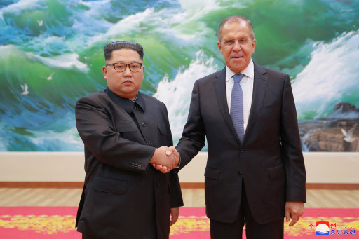 라브로프 러시아 외무장관과 악수하는 김정은 위원장. 사진=연합뉴스