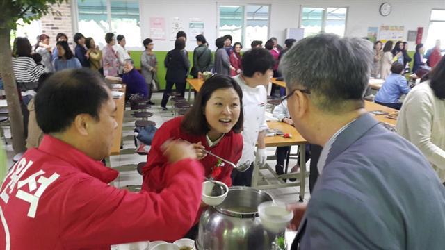 배식 봉사활동중인 양리리 자유한국당 서대문구 구의원 비례대표 후보.
