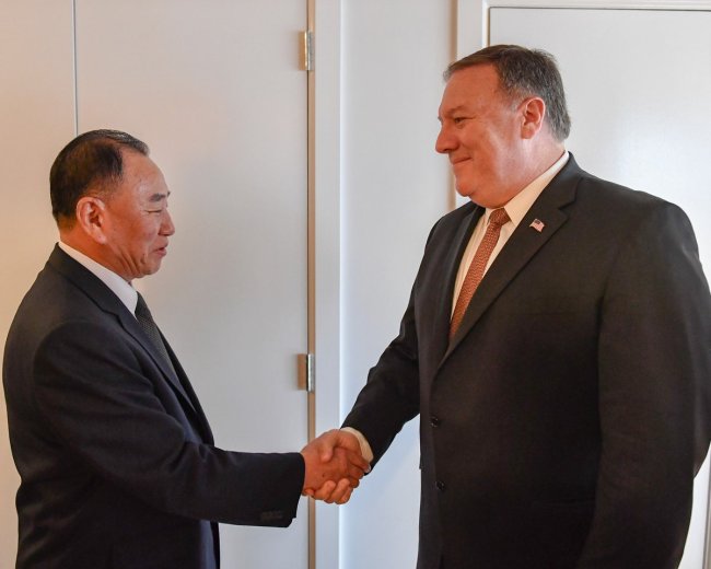 US Secretary of State Mike Pompeo greets North Korea's Kim Yong-chol in New York on Thursday (US time). Yonhap