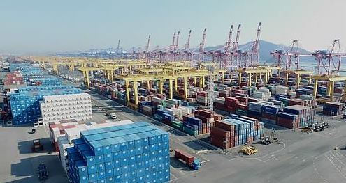 Shipping containers await transport at a port in South Korea in this undated file photo. (Yonhap)