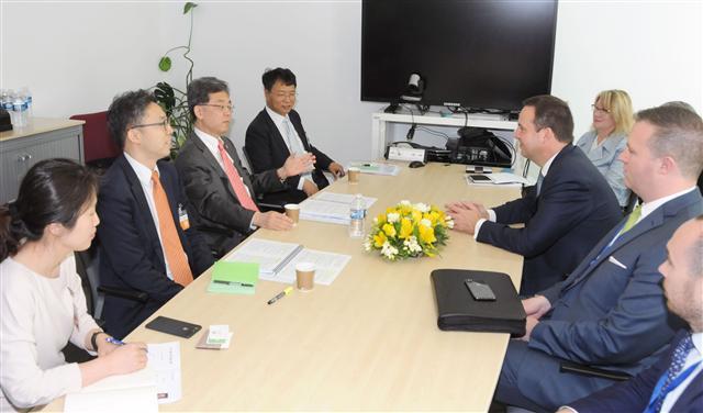 <YONHAP PHOTO-3073> 김현종 통상교섭본부장, 호주 통상장관과 면담 (서울=연합뉴스) 김현종 산업통상자원부 통상교섭본부장(왼쪽 세번째)이 지난달 31일(현지시간) 프랑스 파리에서 개최된 OECD 각료이사회 참석한 스티븐 치오보 호주 통상장관과 면담하고 있다. 2018.6.1 [산업통상자원부 제공=연합뉴스] photo@yna.co.kr/2018-06-01 06:29:33/ <저작권자 ⓒ 1980-2018 ㈜연합뉴스. 무단 전재 재배포 금지.>