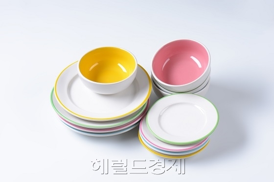 ‘멜라민 파동’이 일어난 지 10년이 지났지만, 멜라민에 대한 국민의 불신은 아직 남아 있다. 보건당국은 멜라민수지 주방용품에 직접 열을 가하지 말라고 당부했다. [헤럴드경제DB]