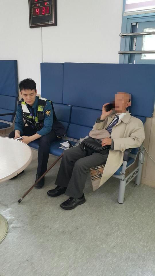 길 잃은 독일 교포 송모(81) 씨를 돕고 있는 김덕현(27) 순경(왼쪽)의 모습. [사진제공=신구로 지구대]