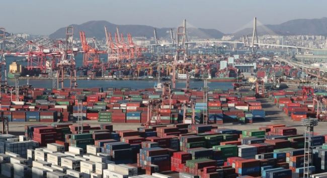 Containers carrying export goods are stacked on the piers of South Korea's largest port city, Busan, on Jan. 1, 2018. (Yonhap)