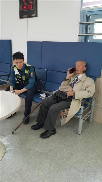 길 잃은 독일 교포 송모(81) 씨를 돕고 있는 김덕현(27) 순경(왼쪽)의 모습.
[제공=신구로 지구대]