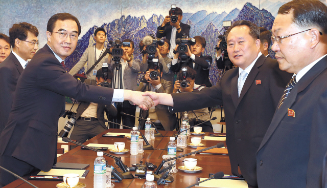 1일 오전 판문점 평화의집에서 열린 남북고위급회담에서 조명균 통일부 장관(왼쪽)과 리선권 조국평화통일위원회 위원장이 악수하고 있다. 남북은 이번 회담에서 4·27 정상회담에서 도출된 ‘판문점 선언’ 이행방안을 논의할 예정으로, 8·15 이산가족상봉을 위한 적십자회담, 아시안게임 공동참가를 논의할 체육회담, 장성급 군사회담 등 후속 회담일정을 잡는 데 우선 주력할 것으로 알려졌다.    [사진공동취재단]