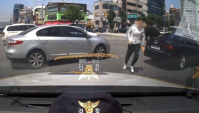 [아기 보호자가 차량에서 내려 경찰 순찰차로 도움을 요청하러 오는 모습. 사진=금천 경찰서 제공]
