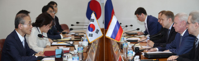 South Korea's Vice Foreign Minister Lim Sung-nam holds talks with his Russian counterpart Vladimir Titov at the ministry building in Seoul on June 1, 2018. (Yonhap)