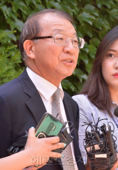 박근혜 정부 시절 양승태 사법부가 대법원의 숙원사업인 ‘상고법원’ 도입을 위해 특정 재판을 협상 수단으로 삼아 청와대와 거래를 시도했다는 의혹과 관련해, 양승태 전 대법원장이 1일 오후 2시 성남시 자택앞에서 입장을 발표하고 있다. [사진=정희조 기자/checho@heraldcorp.com]