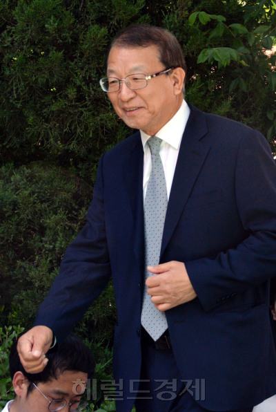 박근혜 정부 시절 양승태 사법부가 대법원의 숙원사업인 ‘상고법원’ 도입을 위해 특정 재판을 협상 수단으로 삼아 청와대와 거래를 시도했다는 의혹과 관련해, 양승태 전 대법원장이 1일 오후 2시 성남시 자택앞에서 입장을 발표하고 있다. [사진=정희조 기자/checho@heraldcorp.com]