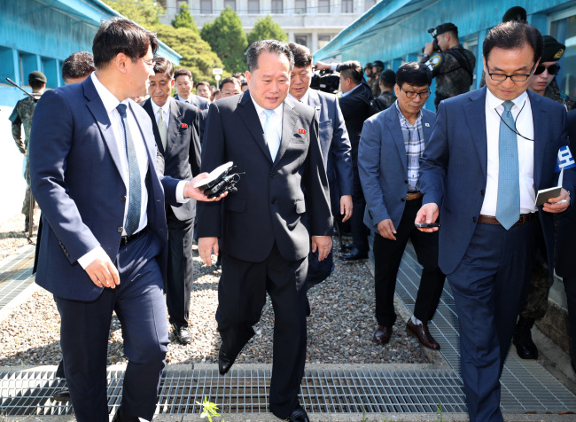 1일 오전 판문각에서 리선권 조국평화통일위원회(조평통) 위원장이 남북고위급회담에 참석하기 위해 이동하고 있다. [사진공동취재단/연합뉴스]