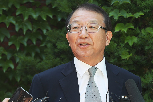 Former Supreme Court Chief Justice Yang Sung-tae speaks to reporters near his home in Seongnam, Gyeonggi Province, Friday. (Yonhap)