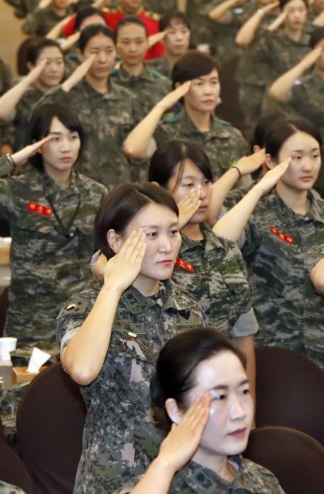 This file photo, dated Sept. 6, 2017, shows female soldiers saluting the national flag during a ceremony in Seoul to mark 67th anniversary of the establishment of South Korea's Women's Army Corps. (Yonhap)