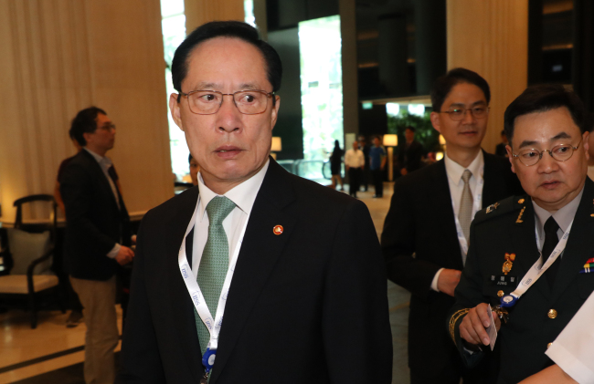South Korean Defense Minister Song Young-moo arrives at the Shangri-La Hotel in Singapore on June 1, 2018, to attend a regional security forum. (Yonhap)