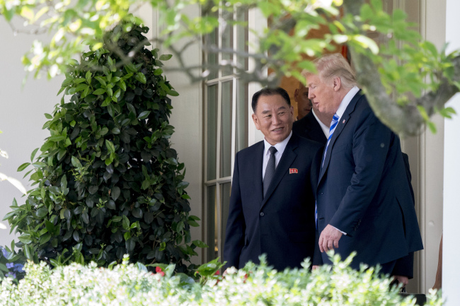 US President Donald Trump speaks with Kim Yong-chol, vice chairman of the central committee of North Korea's ruling Workers' Party, at the White House on Friday. Yonhap