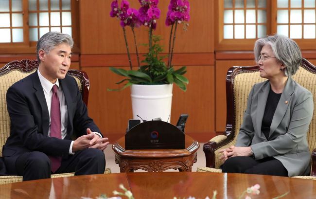 South Korean Foreign Minister Kang Kyung-wha (R) holds talks with US Ambassador to the Philippines Sung Kim at her office in Seoul on June 1. (Yonhap)