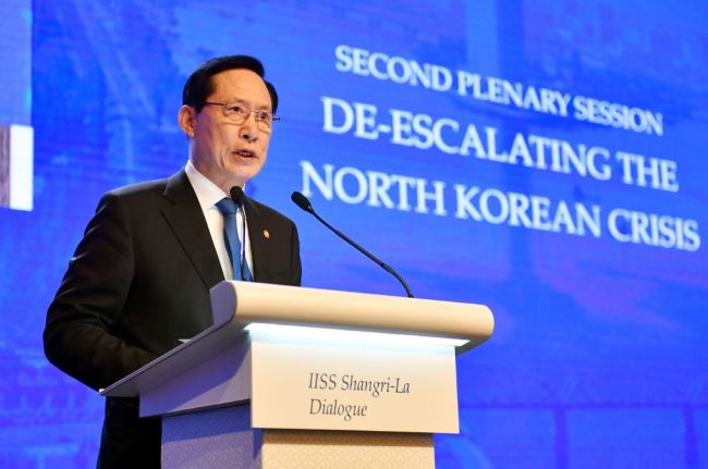South Korean Defense Minister Song Young-moo speaks at the Shangri-La Dialogue on "De-escalating the North Korea Crisis" on Saturday, June 2. (Yonhap)