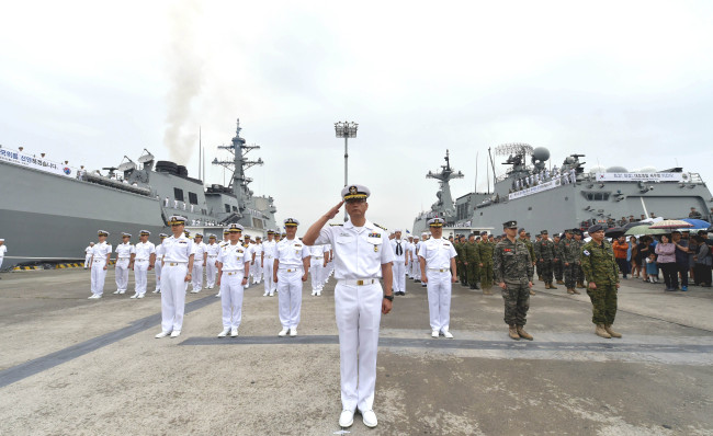 South Korean service members salute before departing to join the Rim of the Pacific exercise during a ceremony at a naval base in Changwon, about 400 kilometers southeast of Seoul, on May 28, in this photo provided by the Navy. (Yonhap)