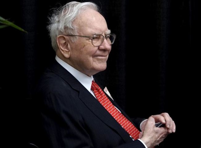 Berkshire Hathaway CEO Warren Buffett plays bridge during the Berkshire annual meeting weekend in Omaha, Nebraska May 3, 2015. (Reuters)