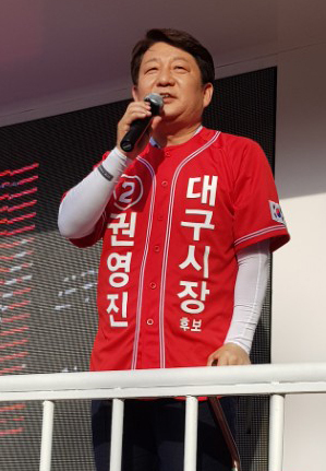 선거운동 중 꼬리뼈 골절상을 당한 자유한국당 권영진 대구시장 후보가 2일 오후 퇴원해 달서구 도원네거리에서 선거유세를 하고 있다. (사진=연합뉴스)