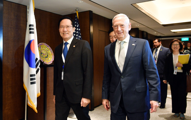 South Korean Defense Minister Song Young-moo and U.S. Secretary of Defense Jim Mattis in a file photo (Yonhap)