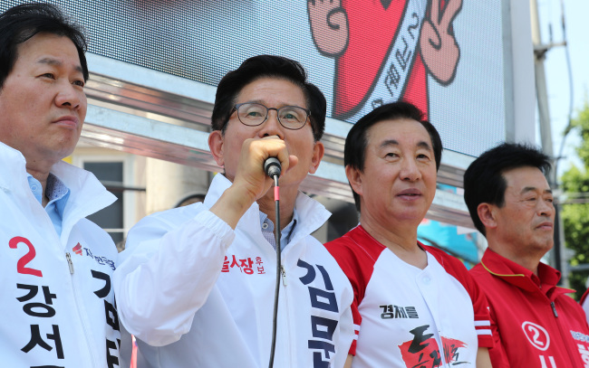 자유한국당 김문수 서울시장 후보가 6.13 지방선거 집중유세 지원에 나선 자유한국당 김성태 원내대표와 함께 3일 오후 서울 강서구 방신시장 네거리에서 유세발언 하고 있다. (사진=연합뉴스)