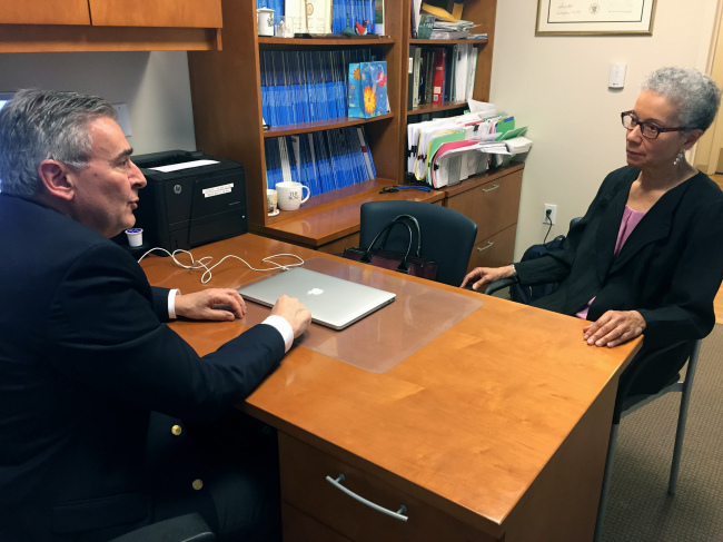 In this Thursday, May 24, 2018 photo, Adine Usher, 78, meets with breast cancer study leader Dr. Joseph Sparano at the Montefiore and Albert Einstein College of Medicine in the Bronx borough of New York. (AP via Yonhap)