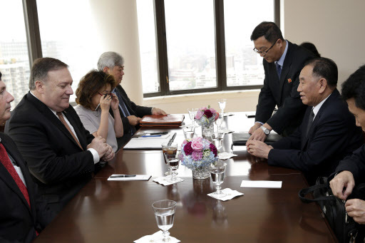 This Associated Press photo shows US Secretary of State Mike Pompeo (L) meeting with Kim Yong-chol (R), vice chairman of the central committee of North Korea's ruling Workers' Party, in New York on May 31, 2018. (Yonhap)