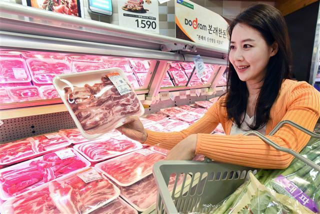4일 홈플러스 강서점에서 모델이 ‘육육(肉肉)데이’ 기념 정육 행사상품을 고르고 있다.  [제공=홈플러스]