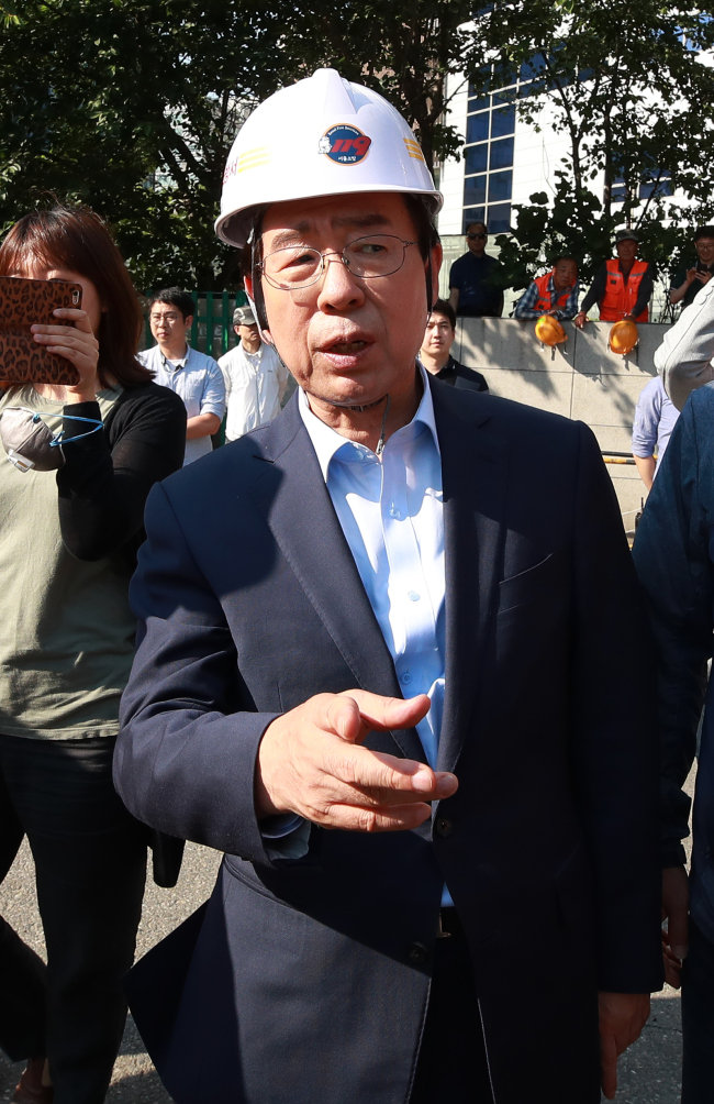 더불어민주당 박원순 서울시장 후보가 3일 서울 용산구 한강로 2가 상가 건물 붕괴 현장을 찾아 현장 관계자의 설명을 듣고 있다. (사진=연합뉴스)
더불어민주당 박원순 서울시장 후보가 3일 서울 용산구 한강로 2가 상가 건물 붕괴 현장을 찾아 현장 관계자의 설명을 듣고 있다. (사진=연합뉴스)