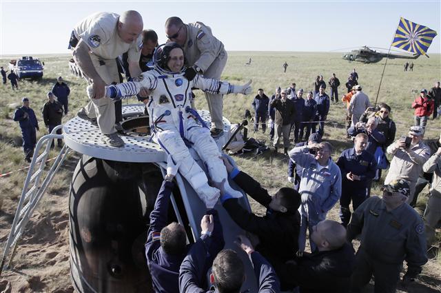 <YONHAP PHOTO-3982> Russian space agency rescue team help Russian cosmonaut Anton Shkaplerov U.S. out from the capsule shortly after the landing of the Russian Soyuz MS-07 space capsule about 150 km (80 miles) south-east of the Kazakh town of Zhezkazgan, Kazakhstan, Sunday, June 3, 2018. A Soyuz space capsule with Russian cosmonaut Anton Shkaplerov, U.S. astronaut Scott Tingle and Japanese astronaut Norishige Kanai, returning from a mission to the International Space Station landed safely on Sunday on the steppes of Kazakhstan. (AP Photo/Dmitry Lovetsky, pool)/2018-06-03 23:15:46/ <저작권자 ⓒ 1980-2018 ㈜연합뉴스. 무단 전재 재배포 금지.>