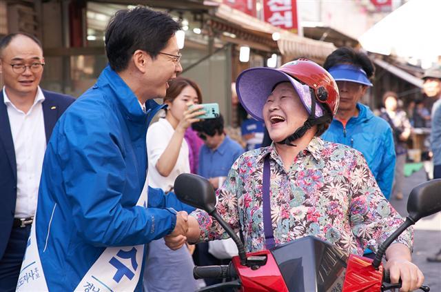 더불어민주당 김경수 경남도지사 후보가 1일 오전 경남 거창군 거창시장을 찾아 시민과 인사하며 지지를 호소하고 있다. [연합뉴스]
