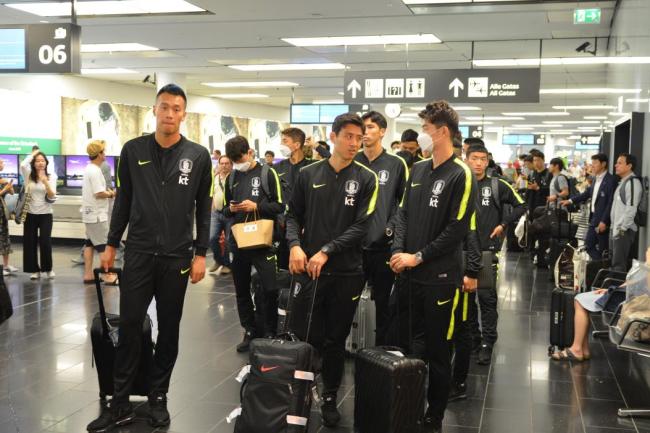 South Korea men's national football team players arrive at Vienna International Airport on June 3, 2018, before moving to their pre-World Cup training camp in Leogang, Austria. (Yonhap)