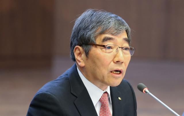 윤석헌 금융감독원장이 18일 오전 서울 중구 명동 은행회관에서 열린 금융감독자문위원회 전체회의에서 향후 금융감독 방향을 밝히는 인사말을 하고 있다. [연합뉴스]