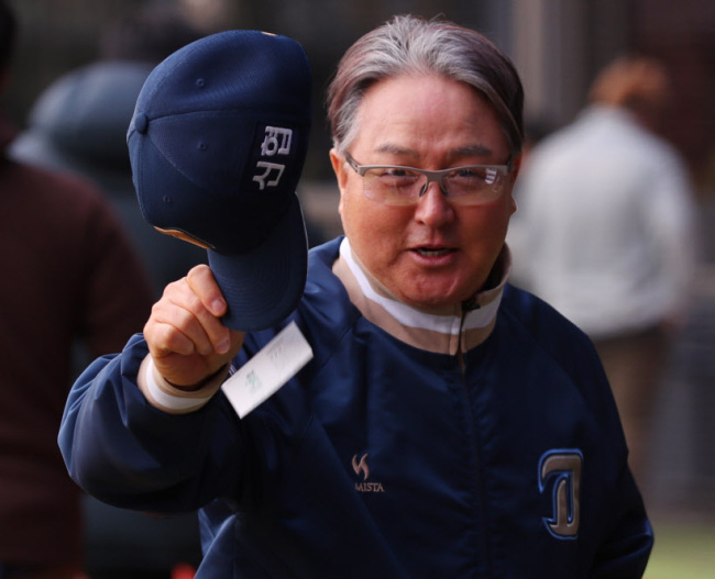 In this file photo from April 6, Kim Kyung-moon, then manager of the NC Dinos, waves to reporters after a Korea Baseball Organization regular season game against the Doosan Bears was canceled due to fine dust at Jamsil Stadium in Seoul. The Dinos replaced Kim with general manager Yoo Young-joon on June 3. (Yonhap)